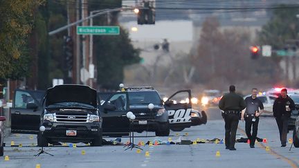 Deux jours après les faits, les autorités fouillent&nbsp;le véhicule dans lequel&nbsp;les auteurs de la tuerie de San Bernadino (Etats-Unis) ont&nbsp;été tués, vendredi 4 décembre 2015. (JOE RAEDLE / GETTY IMAGES NORTH AMERICA / AFP)