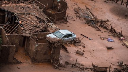 Une vue aérienne du village de Bento Rodrigues (Brésil) recouvert de boue toxique après la rupture d'un barrage sur un site minier du géant BHP, le 6 novembre 2015. (CHRISTOPHE SIMON / AFP)