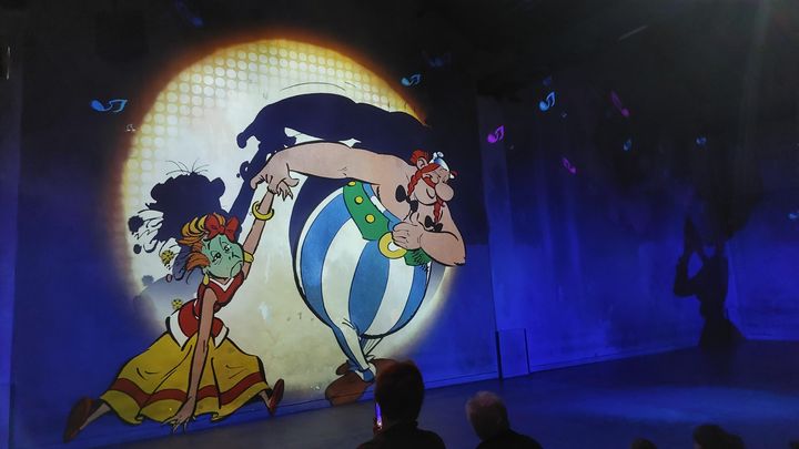 Tout au long du spectacle, les dessins d'Astérix et Obélix s'affichent sur les murs de l'Atelier des Lumières, à Paris. (AUGUSTIN ARRIVE / FRANCEINFO)