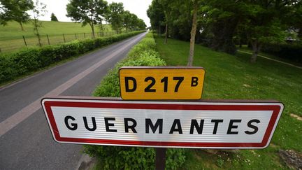 Monique Olivier et Michel Fourniret seront tous les deux transportés jeudi 15 octobre à Guermantes (Seine-et-Marne), où&nbsp;la fillette de neuf ans avait disparu, en 2003. (CHRISTOPHE ABRAMOWITZ)