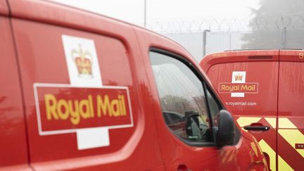 Des véhicules de la Royal Mail lors d'une grève du Syndicat des travailleurs de la communication, à Londres (Royaume-Uni), le 30 septembre 2022. (RASID NECATI ASLIM / ANADOLU AGENCY / AFP)