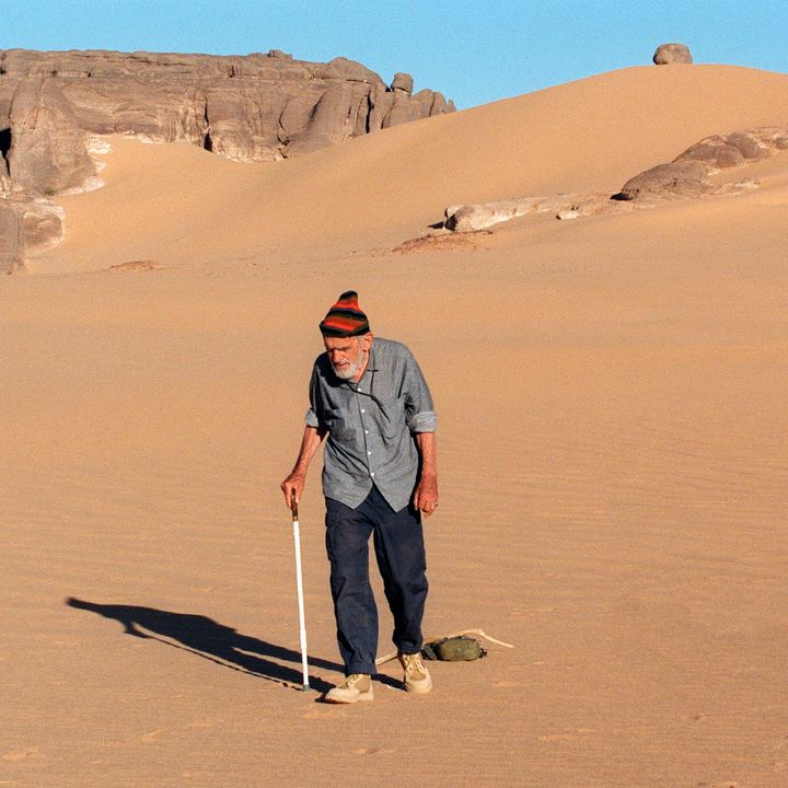 Le professeur Théodore Monod dans les dunes du massif du Tibesti, au nord du Tchad, lors d'une expédition destinée à retouver la 'Monodiella Flexuosa', une fleur dont il avait découvert un exemplaire unique en 1940 dans ce massif. Photo prise en novembre 1995. (SYLVAIN ESTIBAL / AFP)