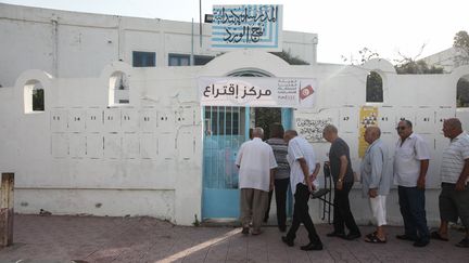 Des électeurs tunisiens font la queue devant un bureau de vote à Marsa, au nord-est de Tunis, le 15 septembre 2019. (CHEDLY BEN IBRAHIM / NURPHOTO)