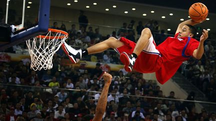 D&eacute;monstration spectaculaire de dunk lors de la mi-temps entre le Heat de Miami et les Clippers de Los Angeles &agrave; P&eacute;kin (Chine), le 11 octobre 2012. (DAVID GRAY / REUTERS)