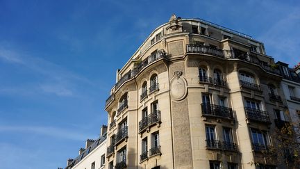 Un immeuble du 10e arrondissement de Paris, le 1er octobre 2023. (LAURE BOYER / HANS LUCAS / AFP)