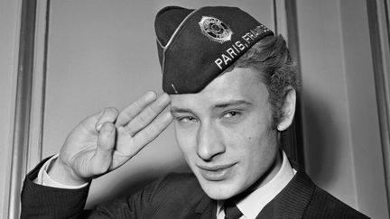 Johnny Hallyday est reçu à l'American Legion, une association d'anciens combattants de l'armée des États-Unis, à Paris le 15 février 1964. (UPI / AFP)