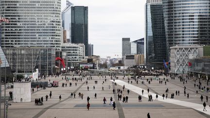 Des cadres se croisent sur le parvis de la Défense à Paris. (ALEXIS SCIARD  / MAXPPP)