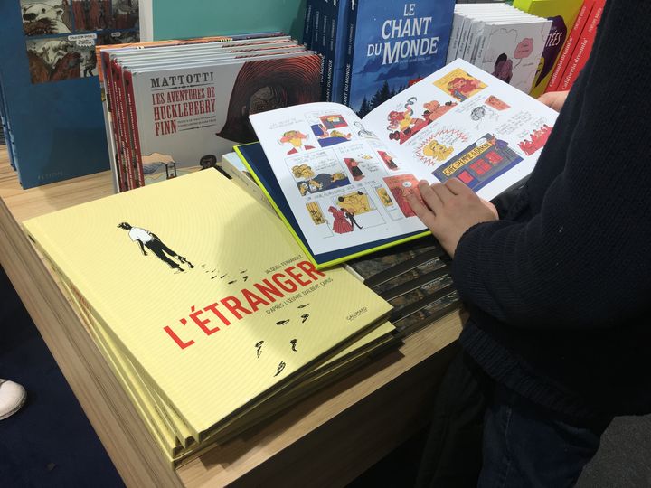 "L'étranger", adapté de Camus,&nbsp; et "Le chant du monde", adapté de Giono, les albums de Jacques Ferrandez, au salon du livre jeunesse de Montreuil&nbsp; (Laurence Houot / franceinfo Culture)