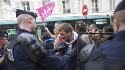 Des manifestants contre le mariage pour tous se confrontent &agrave; des policiers, le 1er juin 2013, &agrave; Paris. (FRED DUFOUR / AFP)