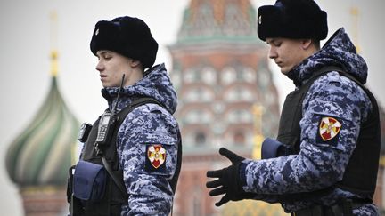 Des militaires de la garde nationale russe, la Rosgvardia, qui patrouillent sur la place Rouge devant la cathédrale Saint-Basile de Moscou, en novembre 2022. (ALEXANDER NEMENOV / AFP)