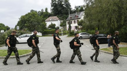 Des gendarmes tentent de retrouver la petite Maëlys en effectuant des battues à&nbsp;Pont-de-Beauvoisin (Isère), le 30 août 2017. (PHILIPPE DESMAZES / AFP)