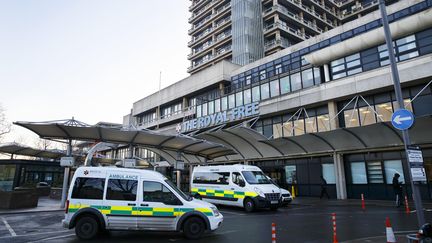 Des ambulances devant le Royal Free Hospital de Londres (Royaume-Uni), le 30 décembre 2014. (TOLGA AKMEN / ANADOLU AGENCY / AFP)