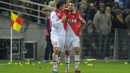 James Rodriguez (gauche) f&eacute;licite Mounir Obbadi (droite) apr&egrave;s son but qui permet &agrave; Monaco de d&eacute;crocher une pr&eacute;cieuse victoire &agrave; Nantes (Loire-Atlantique), dimanche 24 novembre 2013. (JEAN-SEBASTIEN EVRARD / AFP)