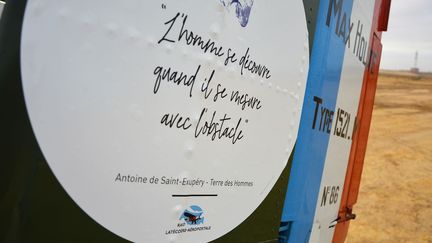 Chargés d'acheminer le courrier, l'aviateur Antoine de Saint-Exupéry et ses pairs – dont Jean Mermoz – passent de longues heures à combler l'ennui et la solitude au contact des tribus locales. «Ils étaient des bédouins de l'air venus rencontrer des bédouins de la terre», glisse Sadat Shaibata, président de l'association des amis de Tarfaya. (Clément MELKI / AFP)