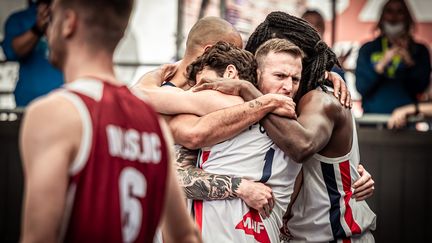 L'équipe de France masculine de basket 3x3 après sa victoire face au Qatar, le 28 mai 2021 à Graz (Autriche). (FFBB)