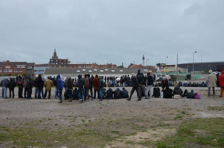 Des migrants font la queue pour la soupe populaire, le 23 octobre 2014 &agrave; Calais (Pas-de-Calais). (THOMAS BAIETTO / FRANCETV INFO)