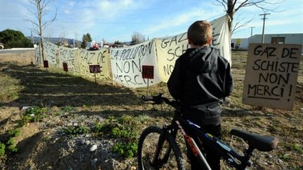 Des banderoles contre l'exploitation de gisements de gaz de schiste le 26 février 2011 à Villeneuve de Berg. (AFP - Jean-Pierre Clatot)