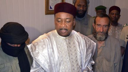 Le pr&eacute;sident nig&eacute;rien, Mahamadou Issoufou, &agrave; Niamey (Niger) le 29 octobre 2013, entre les ex-otages fran&ccedil;ais&nbsp;Thierry Dol (G) et Daniel Larribe (D). (HAMA BOUREIMA / AFP)