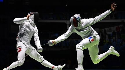 L'épéiste français Yannick Borel opposé au Suisse Benjamin Steffen lors des derniers JO de Rio  (FABRICE COFFRINI / AFP)