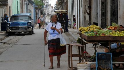 Bien que Washington se soit rapproché de la plus grande île des Antilles fin 2014 et que l’embargo ait été allégé depuis lors, les denrées alimentaires restent encore rares pour la plupart des Cubains. Fin octobre, les Etats-Unis ont encore levé certaines restrictions, notamment pour faciliter les échanges dans la recherche médicale et l'exportation de cigares et de rhum à l'étranger. (YAMIL LAGE / AFP)