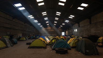 Des migrants vivent dans des conditions précaires à Calais (Pas-de-Calais), le 2 juin 2021.&nbsp; (MATTEO PLACUCCI / HANS LUCAS / AFP)