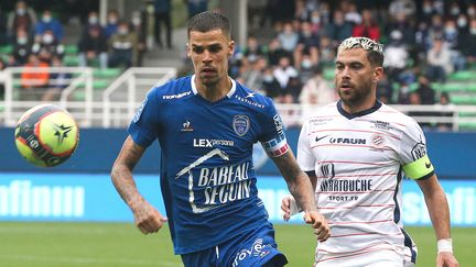 Jimmy Giraudon au duel avec&nbsp;Teji Savanier&nbsp;lors de la rencontre de Ligue 1 opposant Troyes à Montpellier, le 19 septembre 2021. (FRANCOIS NASCIMBENI / AFP)