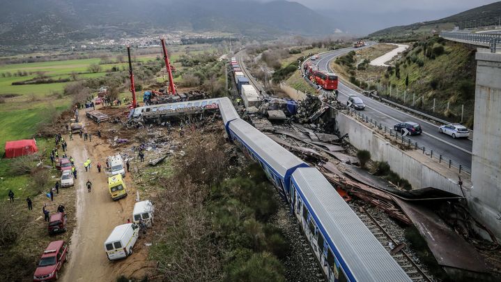 Le site de l'accident ferroviaire qui a fait 57 morts le 28 février 2023, le 1er mars 2023 près de Larissa (Grèce). (ZEKAS LEONIDAS / EUROKINISSI / AFP)