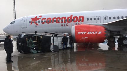 Une navette transportant des passagers renversée par une tornade, le 26 janvier 2019, sur le tarmac de l'aéroport d'Antalya (Turquie). (GULSEM ADAM / ANADOLU AGENCY / AFP)