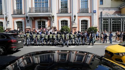 Des militaires de la Garde nationale russe entourent des manifestants, à Moscou le 27 juillet 2019, lors d'un rassemblement non autorisé demandant aux candidats indépendants et à l'opposition de se porter candidats aux élections locales de septembre. (MAXIM ZMEYEV / AFP)