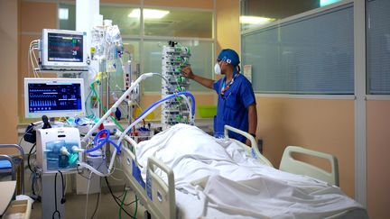 Un soignant s'occupe d'un patient atteint du Covid-19 à l'hôpital des Abymes, à Pointe-à-Pitre, en Guadeloupe, le 6 août 2021. (CEDRICK ISHAM CALVADOS / AFP)