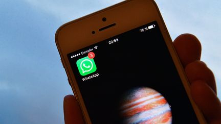 Une icône de l'application&nbsp;WhatsApp sur un écran de smartphone, le 25 mars 2017. (NATALIA SELIVERSTOVA / SPUTNIK / AFP)