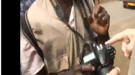 Le militaire français menaçant un journaliste togolais dans le document vidéo diffusé sur Youtube. (You Tube - Vidéo signée LeTogoVi)