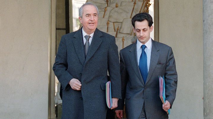 En f&eacute;vrier 1995, le Premier ministre Edouard Balladur et son ministre du Budget, Nicolas Sarkozy, quittent le palais de l'Elys&eacute;e. (GERARD FOUET / AFP)