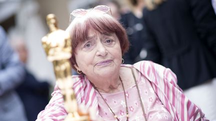 Agnès Varda pose avec son Oscar d'honneur, le 12 novembre 2017. (VALERIE MACON / AFP)