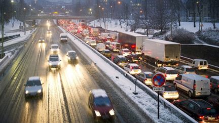 Le trafic s'améliore, mais reste perturbé par la neige (AFP - BERTRAND LANGLOIS)