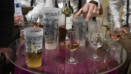 Des verres de bière et de vin sont disposés sur une table au Salon de l'agriculture, le 2 mars 2023, à Paris. (MAGALI COHEN / HANS LUCAS / AFP)