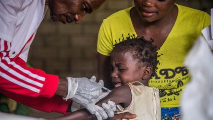 Un enfant reçoit un vaccin contre la rougeole, le 3 mars 2020 en République démocratique du Congo. (JUNIOR KANNAH / AFP)