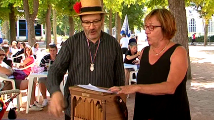 Sur une place de Vichy le 16 août 2014
 (France 3 / Culturebox)