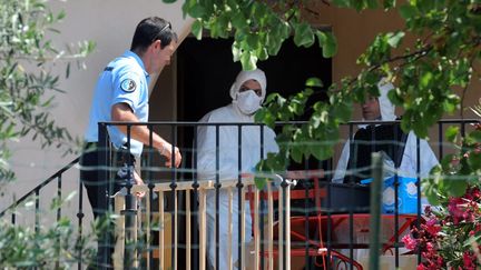 Les experts de la gendarmerie inspectent la maison o&ugrave; un couple a &eacute;t&eacute; assassin&eacute;, &agrave; Monze (Aude), le 23 juillet 2013. (MAXPPP)