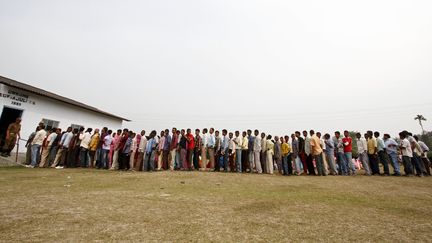 Le marathon &eacute;lectoral a d&eacute;but&eacute;, lundi 7 avril 2014, dans six circonscriptions du nord-est de l'Inde. Quelque 814 millions d'&eacute;lecteurs sont appel&eacute;s &agrave; voter pour les &eacute;lections l&eacute;gislatives, soit 100 millions de plus que lors des derni&egrave;res &eacute;lections l&eacute;gislatives en 2009.&nbsp; (UTPAL BARUAH / REUTERS)