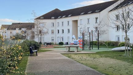 Une aire de jeux où une femme a tué son neveu de 10&nbsp;ans de plusieurs coups de couteau et grièvement&nbsp;blessé sa nièce de 4&nbsp;ans&nbsp;dans la nuit de Noël, à Limay (Yvelines). (CLARA WRIGHT / AFP)