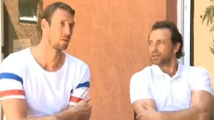 Le nageur Alain Bernard et le patineur Philippe Candeloro, deux sportifs qui participaient au jeu t&eacute;l&eacute;vis&eacute; "Dropped", en Argentine, dans leur h&ocirc;tel,&nbsp;le 11 mars 2015. ( FRANCE 2)