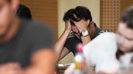 Lors de l'épreuve de philosophie du baccalauréat, au lycée Pasteur de Strasbourg, le 18 juin 2018. (FREDERICK FLORIN / AFP)