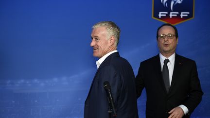 Le sélectionneur de l'équipe de France, Didier Deschamps, et François Hollande, alors président de la République, le 26 mars 2015, au Stade de France à Saint-Denis en Seine-Saint-Denis. (FRANCK FIFE / AFP)