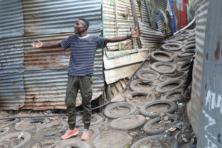 Djabi Houmadi dans le bidonville de Kawéni (Mayotte), le 18 avril 2023. (ROBIN PRUDENT / FRANCEINFO)