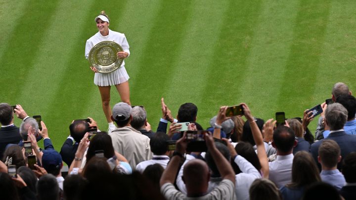 La Tchèque Marketa Vondrousova a remporté son premier titre du Grand Chelem, à Wimbledon (Londres), face à la Tunisienne Ons Jabeur, le 15 juillet 2023. (GLYN KIRK / AFP)