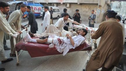 Les blessés de l'attentat de Charsada amenés à l'hôpital de Peshawar (AFP/ HASHAM AHMED)