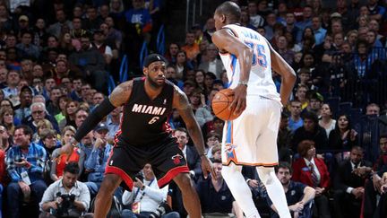 LeBron James en défense contre Kevin Durant