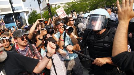 Des manifestants pacifistes face aux forces de l'ordre dans les rues de Chicago (Etats-Unis), le 20 mai 2012.&nbsp; (ERIC THAYER / REUTERS)