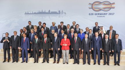 Les dirigeants du G20 posent pour une photo de famille, le 7 juillet 2017 à Hambourg (Allemagne). (MICHELE TANTUSSI / ANADOLU AGENCY / AFP)